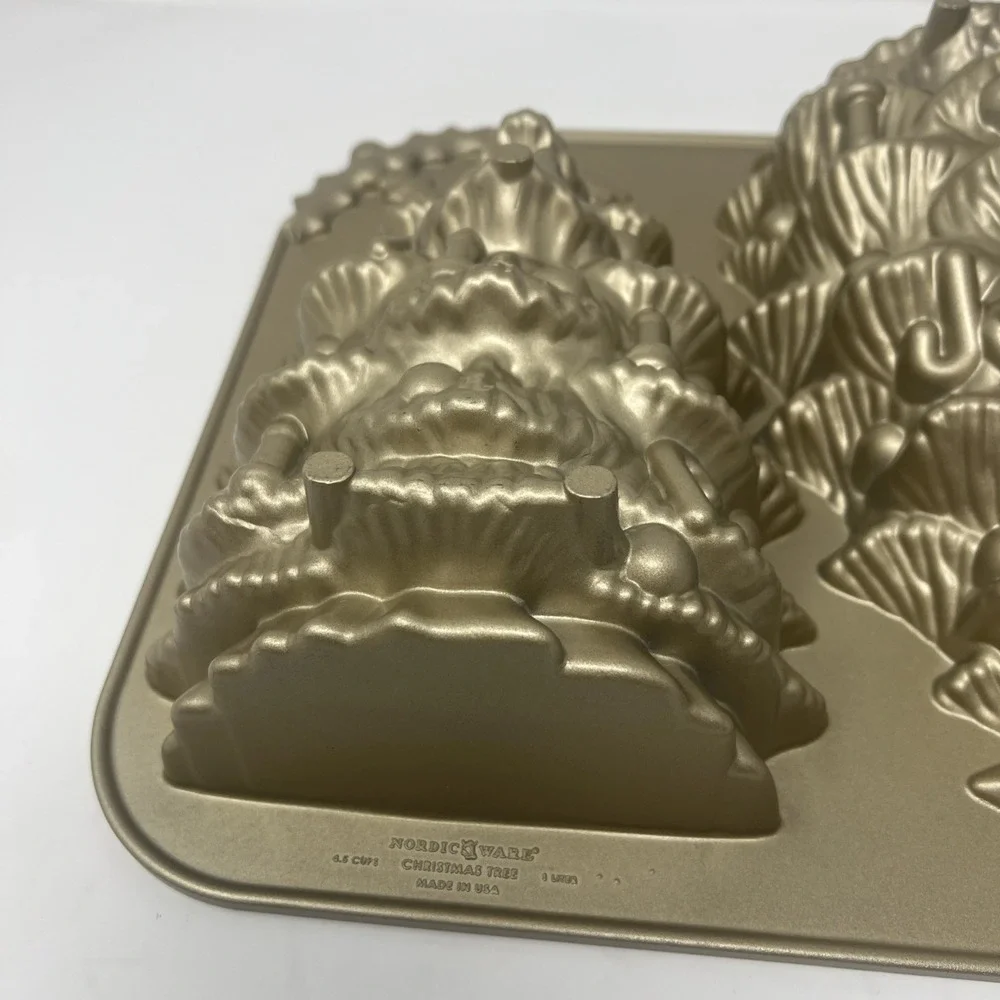 Nordic Ware 3D Christmas Tree Cake Pan Mold‎ Made In USA Cast Aluminum Clean